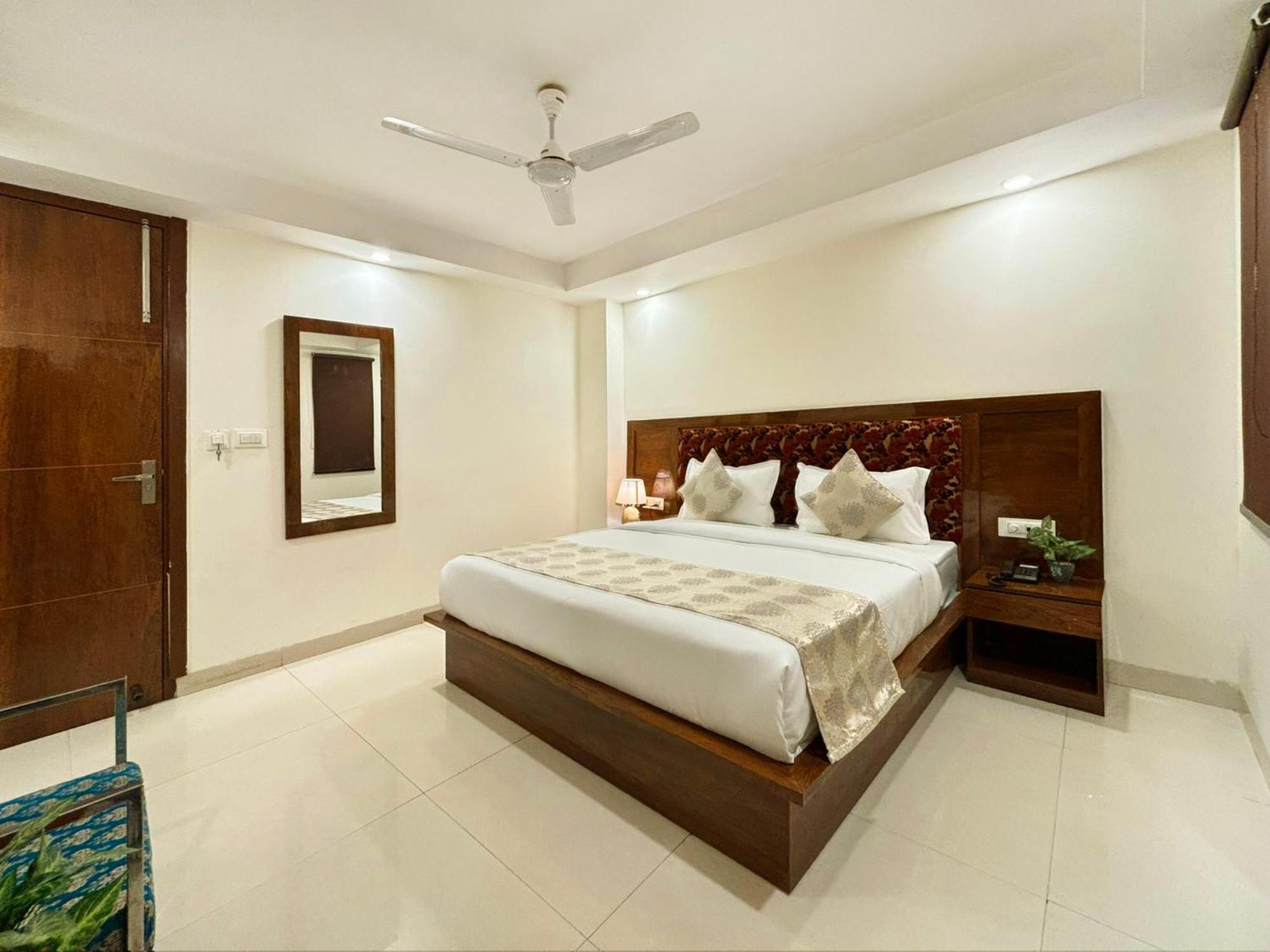 Hotel Emblem Suites- Near Delhi Airport New Delhi Exterior photo