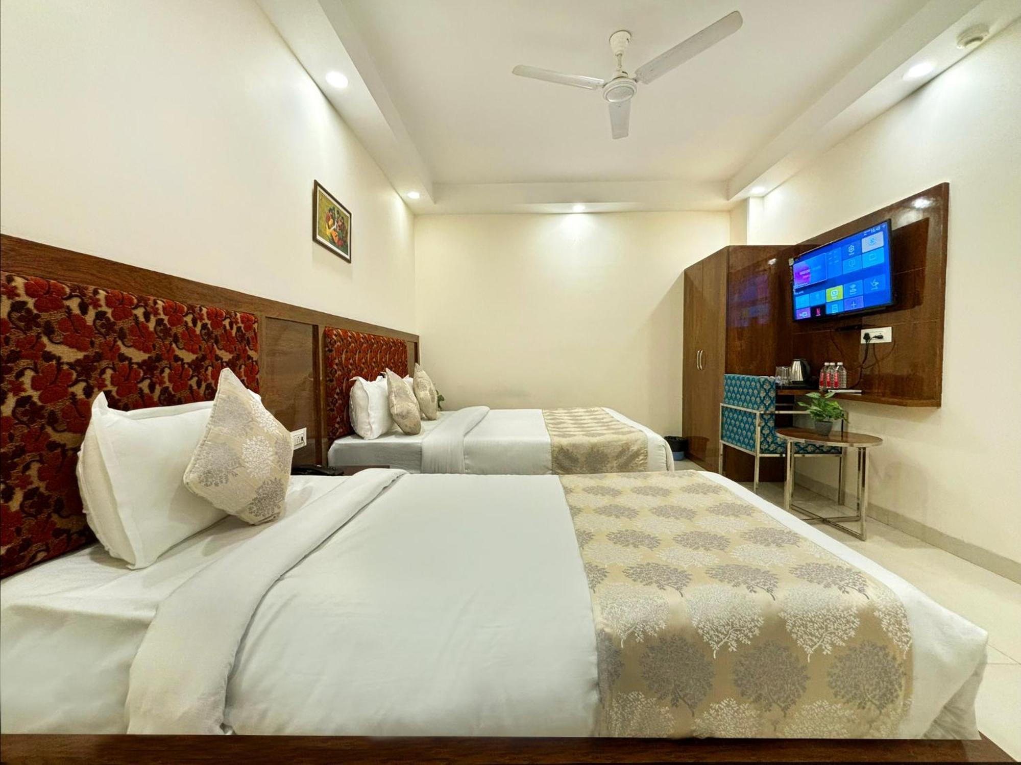 Hotel Emblem Suites- Near Delhi Airport New Delhi Exterior photo