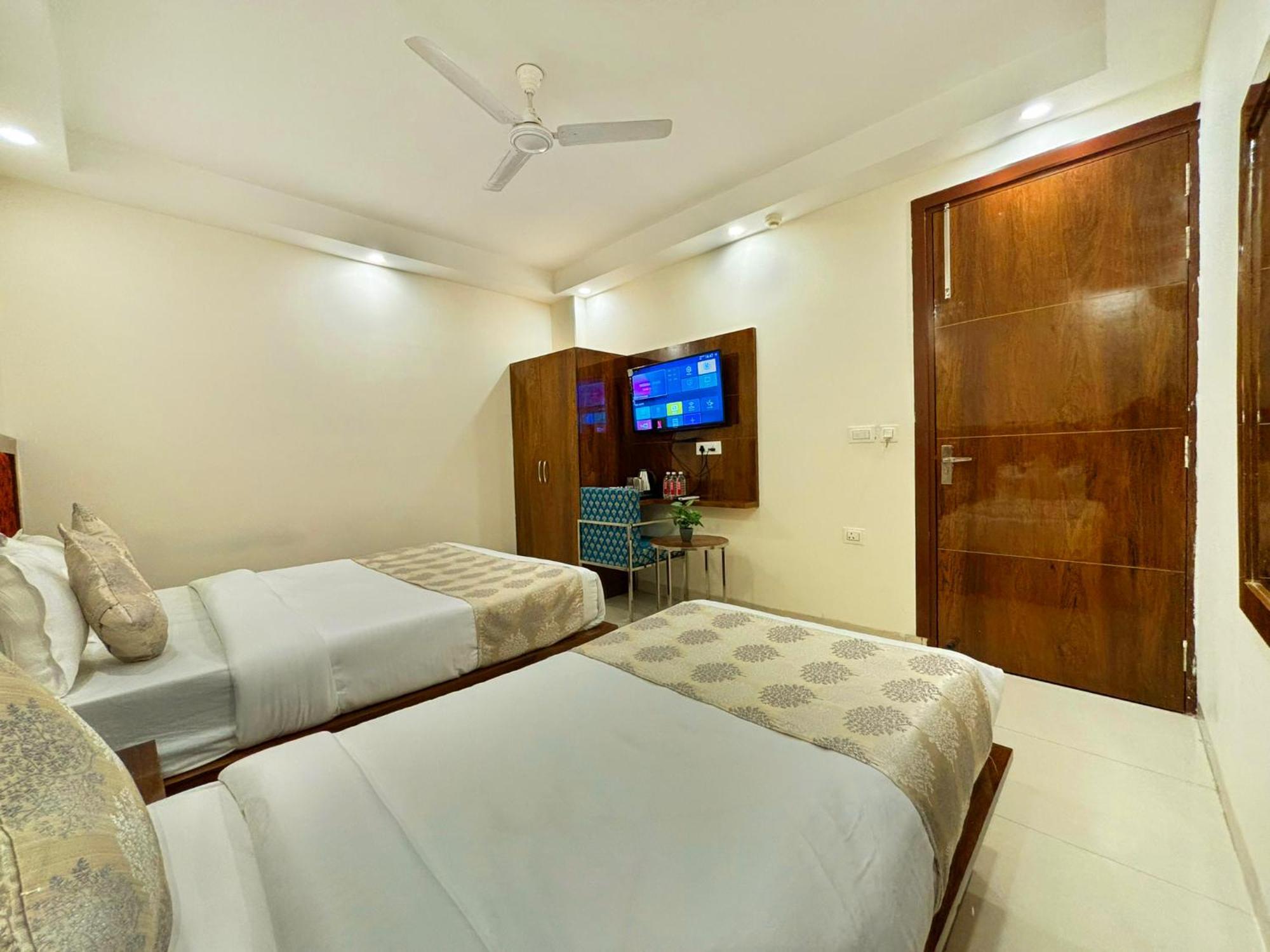 Hotel Emblem Suites- Near Delhi Airport New Delhi Exterior photo