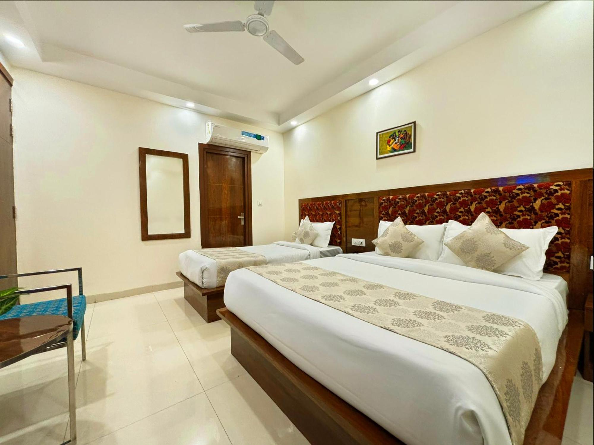 Hotel Emblem Suites- Near Delhi Airport New Delhi Exterior photo