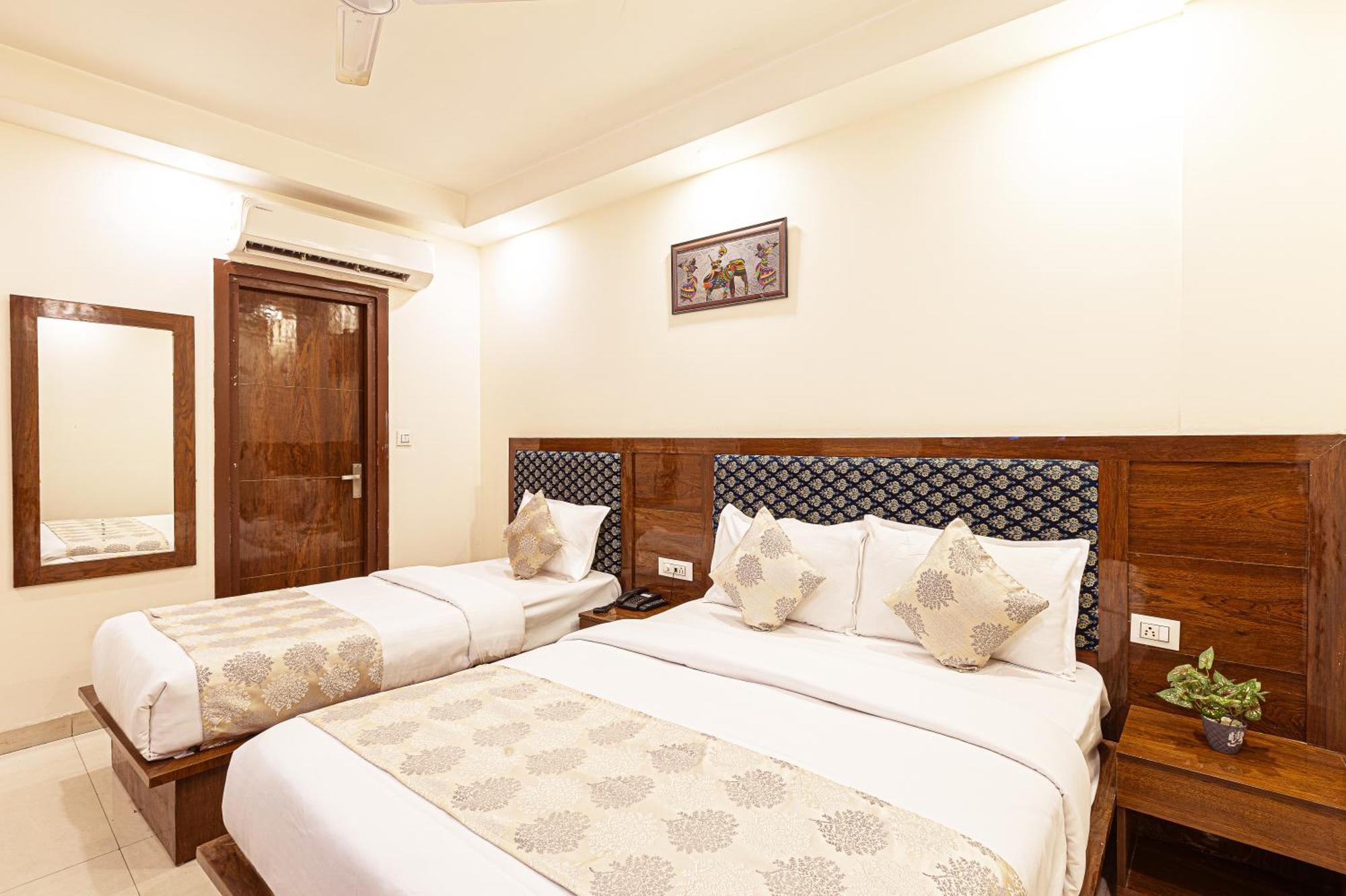 Hotel Emblem Suites- Near Delhi Airport New Delhi Exterior photo