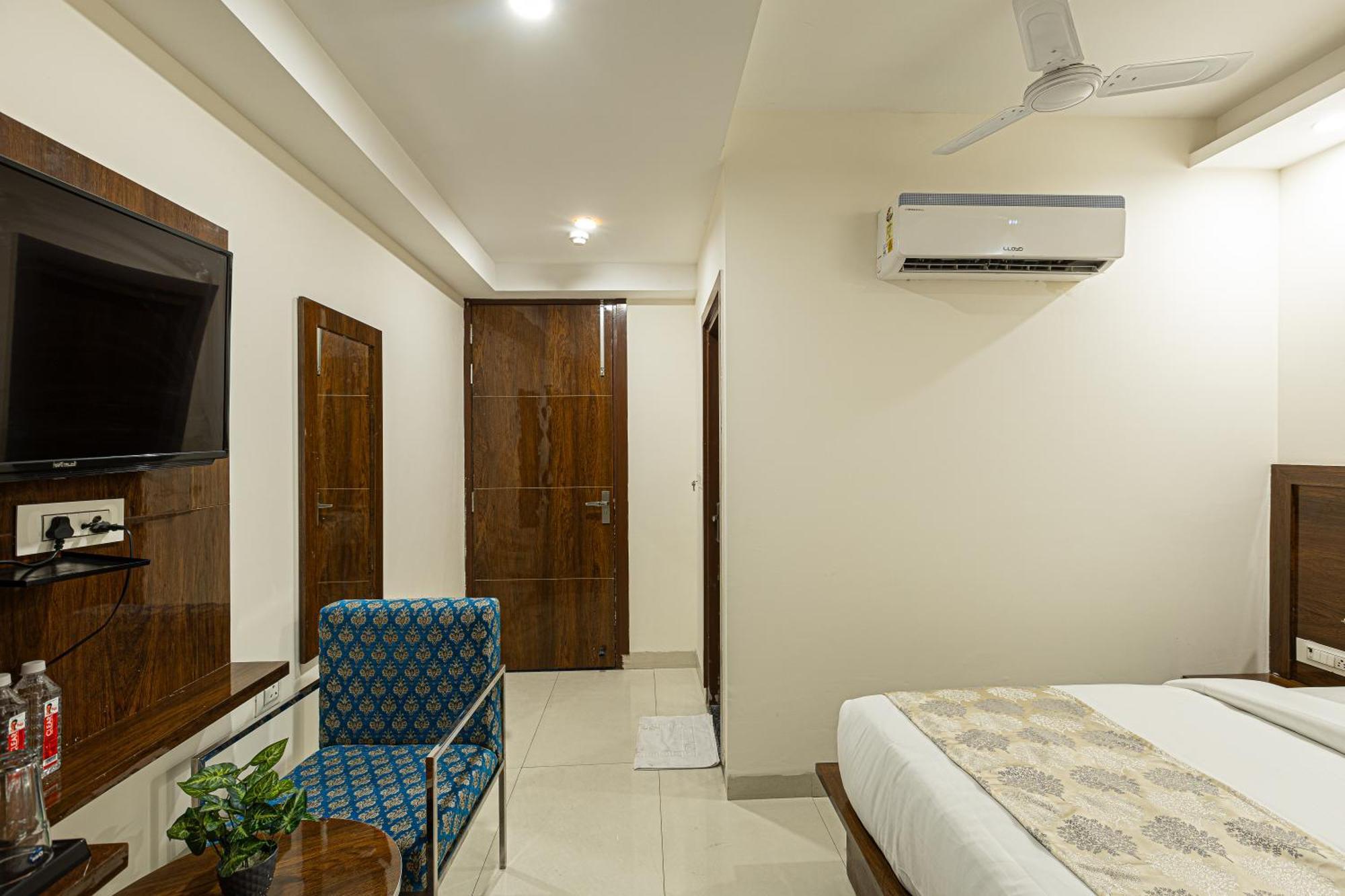 Hotel Emblem Suites- Near Delhi Airport New Delhi Exterior photo