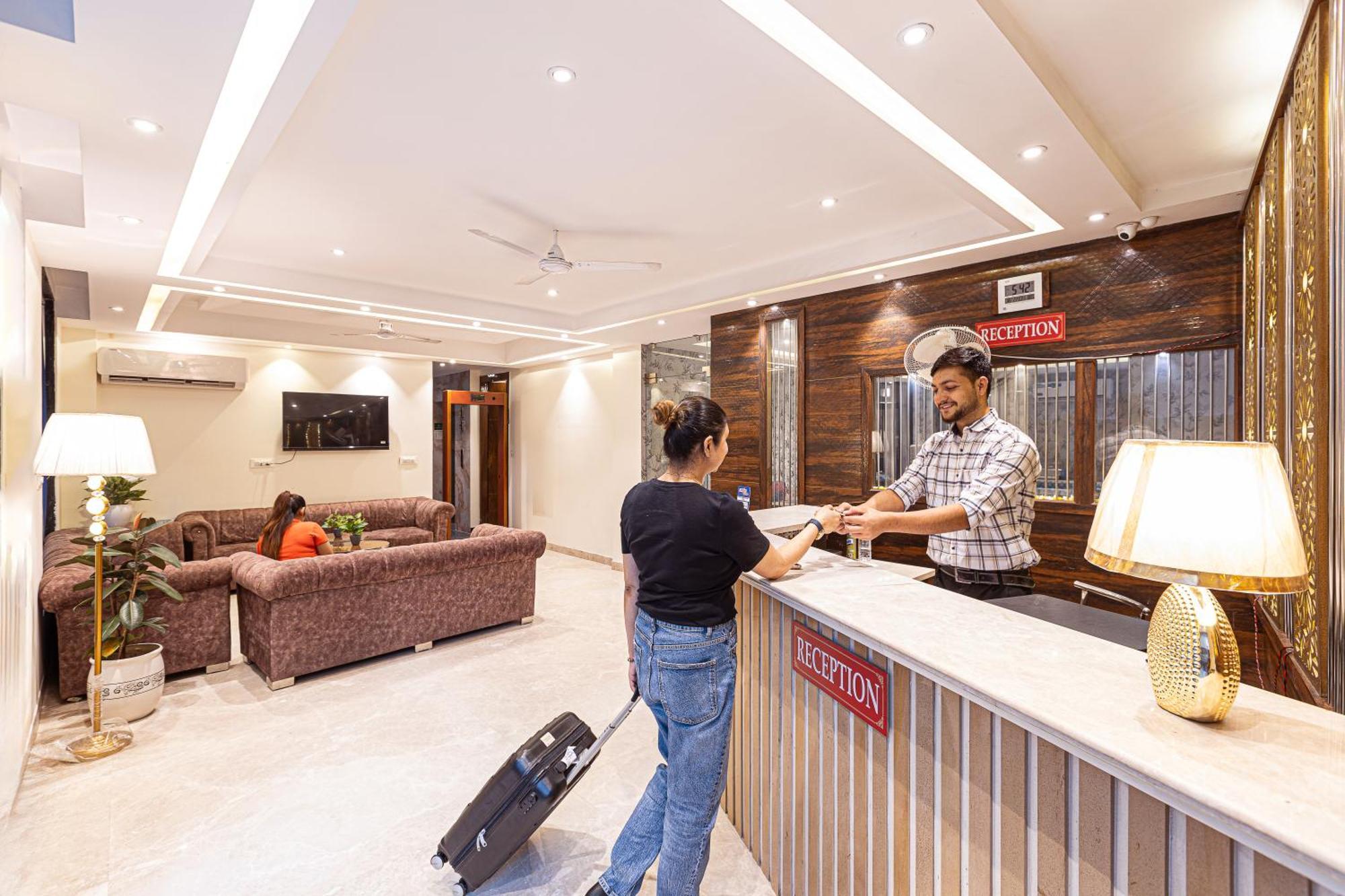 Hotel Emblem Suites- Near Delhi Airport New Delhi Exterior photo